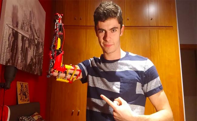 قام بصنع ذراع اصطناعية من Lego وسنه لا يتجاوز 19
