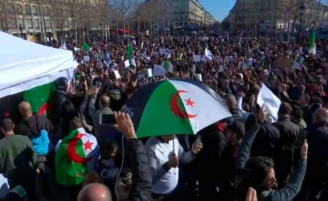 الجالية الجزائرية بباريس تتظاهر للمرة الرابعة مطالبة بتغيير 
