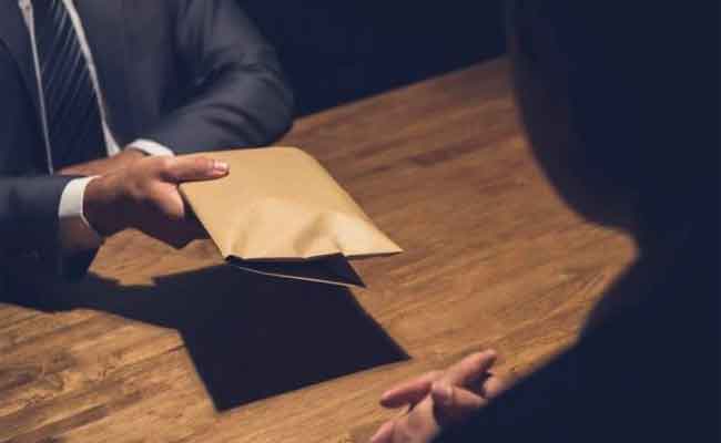 إلقاء القبض على مهندس و رئيس فرع الموارد المائية متلبسين بالرشوة بالوادي