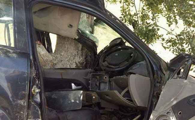 اصطدام سيارة بشجرة يخلف مقتل شابين بمعسكر