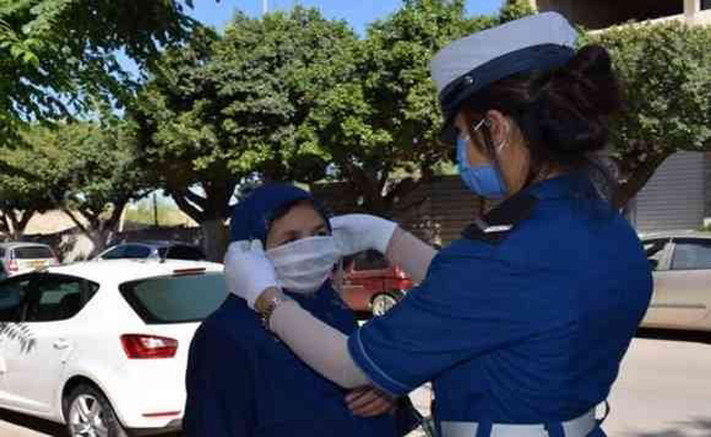 مديرية الأمن توزع 50 ألف كمامة وقائية من فيروس كورونا خلال عيد الفطر المبارك