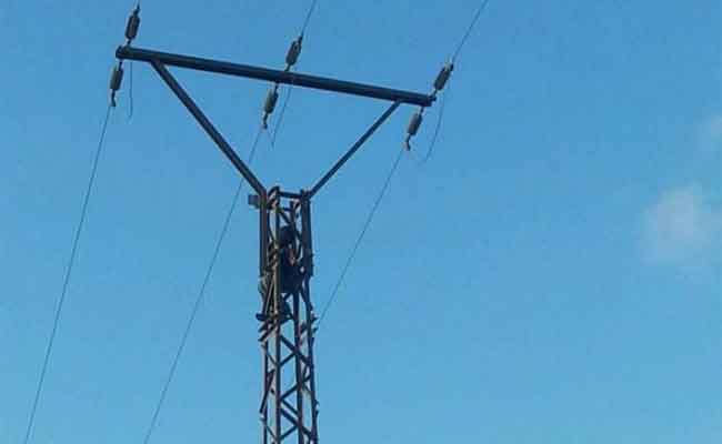 إحباط محاولة انتحار ثلاتيني من فوق عمود كهربائي بالشلف