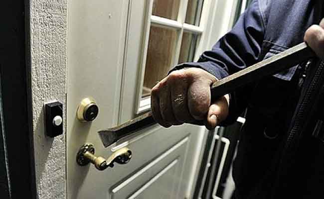 الإطاحة بعصابة إجرامية بينهم امرأة تحترف سرقة المنازل  في تيارت