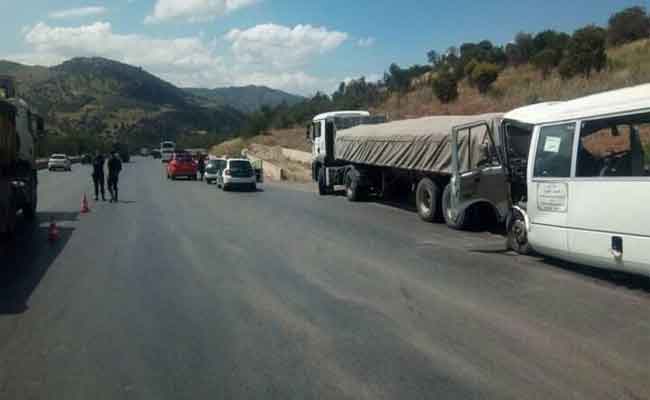 اصطدام حافلة وشاحنة بالطريق السيار يخلف قتيلا و 14 جريحا بميلة