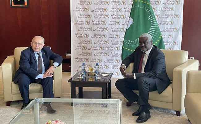 لعمامرة يجري محادثات مع رئيس المفوضية الإفريقية بأديس أبابا