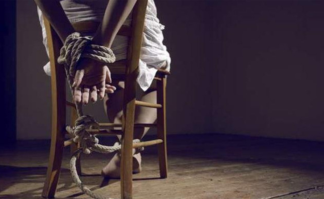 أمن العاصمة يحرر رعية أجنبي احتجزها طليقها