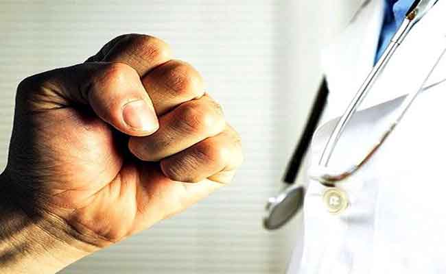 توقيف 3 أشخاص بينهم امرأة تورطوا في الاعتداء على مستخدمي مؤسسات صحية