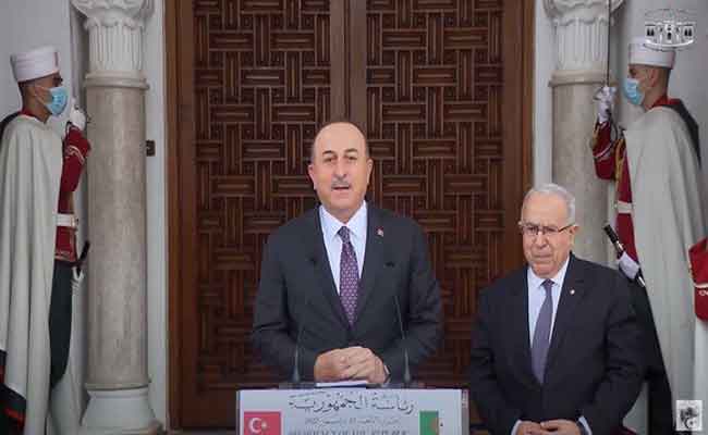 تأكيد وزير خارجية تركيا عزم بلاده تعزيز التعاون الثنائي مع الجزائر