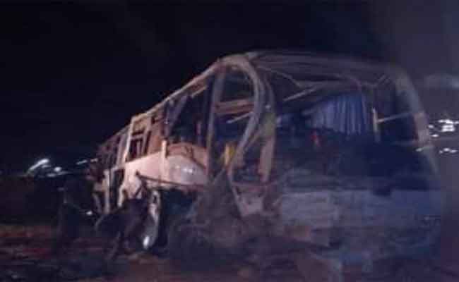 اصطدام بين حافلة وسيارة يخلف قتيلان و33 مصابا بالنعامة