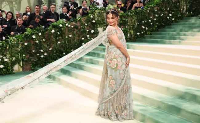 ميت غالا 2024: تيلا بفستانها الرملي تتعامل كالدمى وتُرفع على الدرج…