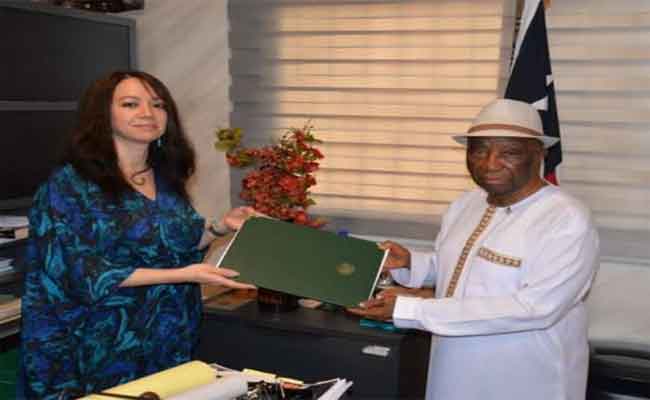 تسليم منصوري رسالة خطية من تبون  إلى نظيره الليبيري