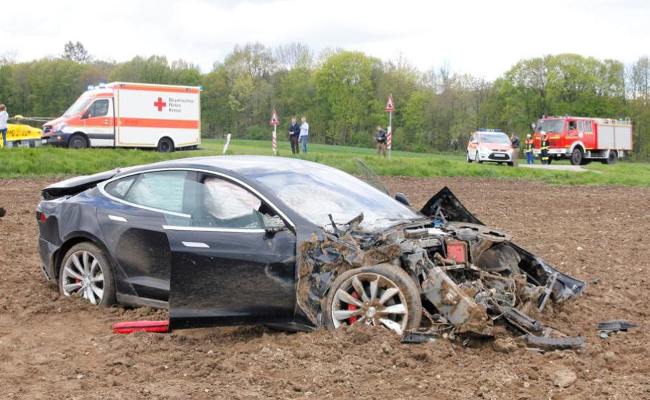 أول حادث مميت ناتج عن استخدام الطيار الآلي بسيارة Tesla model S