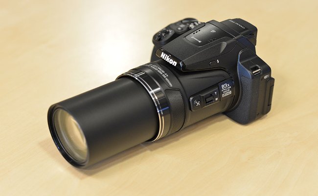 زوم كاميرا نيكون P900 يمكن أن يأخذك إلى سطح القمر