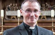أسقف بريطاني يعلن مثليته والكنيسة : 