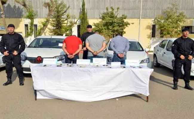 توقيف 3 عناصر من شبكة متخصصة في سرقة السيارات و استرجاع 11 مركبة سياحية بولاية الجزائر