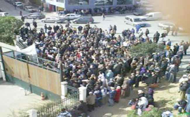 سكان قرية وزقان في ولاية تيزي وزو يخرجون احتجاجا على تردي وضعية خدمة المياه