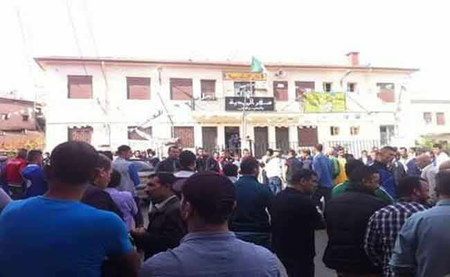 محتجون غاضبون على وفاة رجل لقي حتفه بعد سقوطه في مشروع للصرف الصحي يحاصرون بلدية شعبة العامر