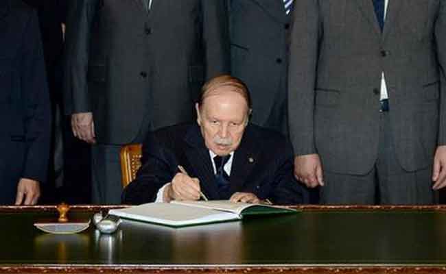 توقيع رئيس الجمهورية خمسة مراسيم رئاسية