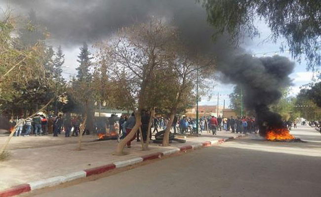 شباب عاطل عن العمل يتجمهرون أمام مقر بلدية عين بن خليل بالنعامة