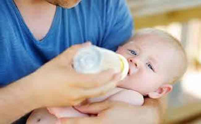 لك ولكي هذه هي الطرق الصحيحة لإرضاع الطفل من زجاجة الحليب