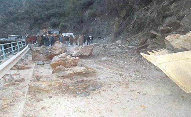 تعطل لحركة المرور بسبب الانهيارات الصخرية التي وقعت على الطريق الرابط بين الشفة و المدية
