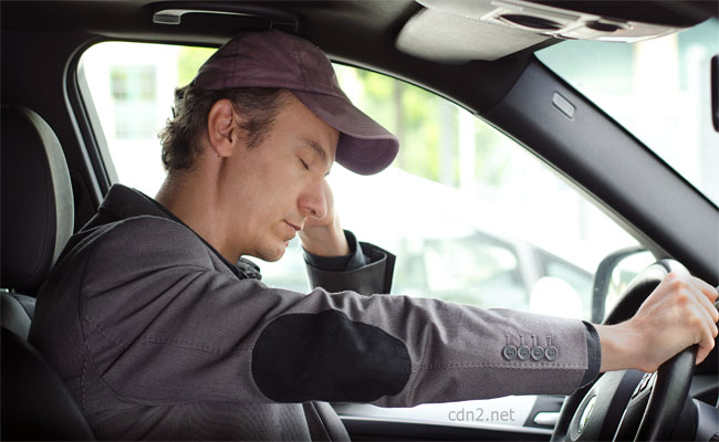 نظام لمراقب نشاط دماغ سائق السيارة يقوم بتحذيره في حالة أخذه النعاس