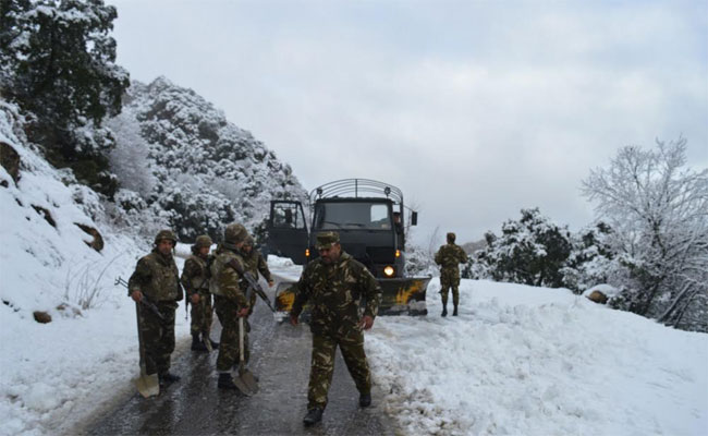 تدخل الجيش لفك العزلة عن قرى بتيزي وزو ضربتها الثلوج