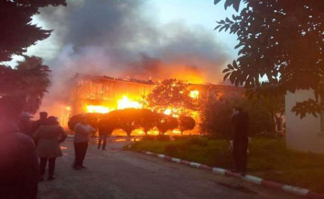 نشوب حريق مهول بالإقامة الجامعية 