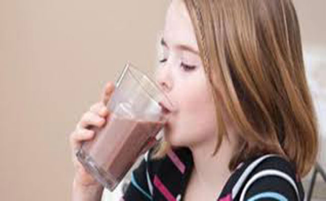 الشوكولا يقضي على الكالسيوم ويتسبب في 5 مشكلات صحية.. هل ستسمحين لطفلك بشرب حليب الشيكولا بعد اليوم؟