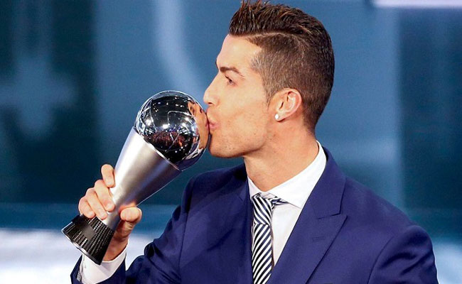 رونالدو يحصل على جائزة الفيفا 2016