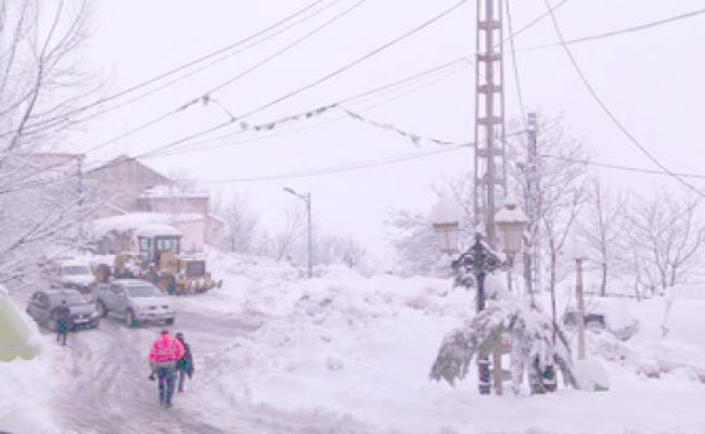 تساقط الثلوج يشل حركة المرور بعدة طرقات بتيزي وزو