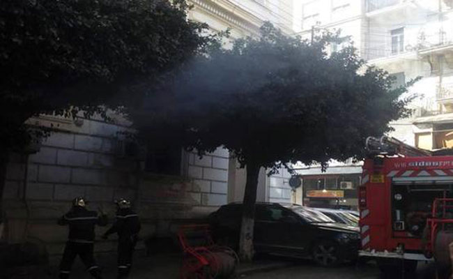 تسرب دخان كثيف داخل الطابق الأرضي لبناية محكمة سيدي امحمد بالعاصمة على إثر حريق مهول