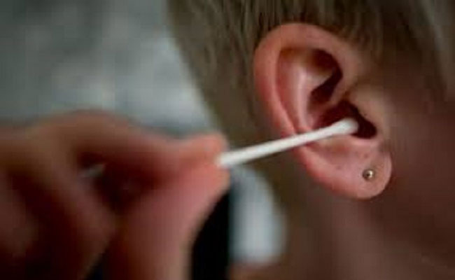 خطورة استعمال العيدان القطنية في تنظيف قناة الأذن
