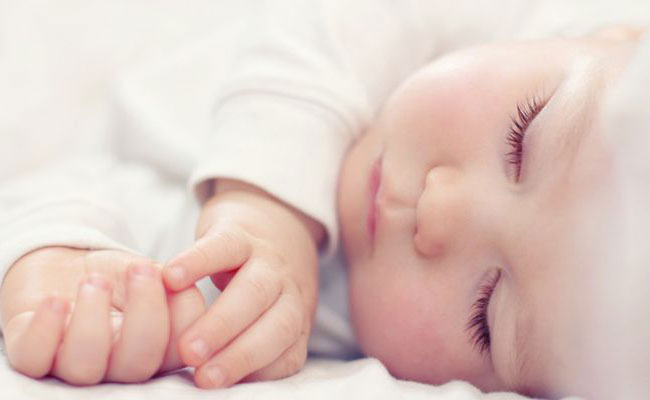 هل تجشؤ الرضيع خلال النوم خطر على حياته؟