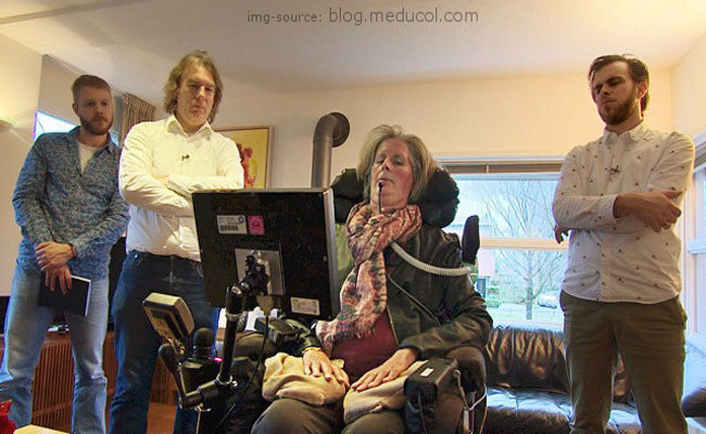سيدة مصابة بالشلل تستخدم جهاز كمبيوتر للتواصل والكلام