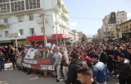 خروج المئات في مسيرة احتجاجية صامتة مطالبين بالأمن بتيزي وزو