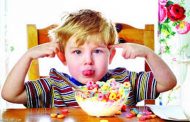 اتبعي هذه النصائح لتبعدي طفلك عن مخاطر الإفراط في تناول السكريات