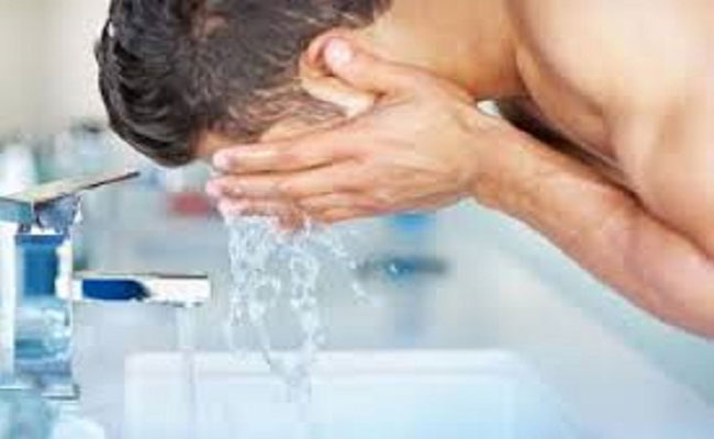 خطأين شائعين يقع فيهم الرجال عند تنظيف الوجه