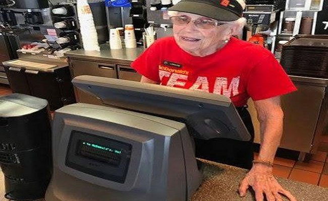 عجوز أمريكية عمرها 94 ترفض التقاعد ولا زالت تشتغل في ماكدونالد