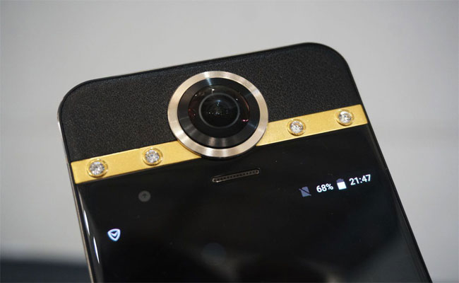 هاتف مع كاميرا 360 درجة مزخرف بالماسات وشريط من الذهب