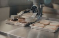 روبوت يقوم بإعداد ساندويتشات البرجر