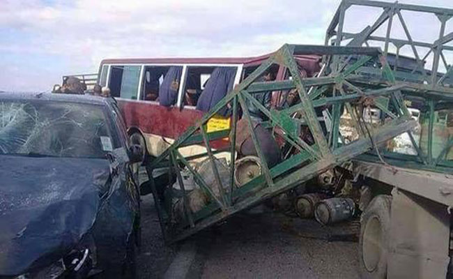 إرهاب الطريق يخلف 8 قتلى و 24 مصابا على إثر إصطدام شاحنة لنقل قارورات غاز البوتان و حافلة بتيارات