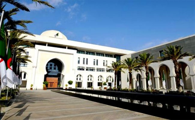 الخارجية تنفي طرد مواطنين جزائريين حاملين لجواز سفر دبلوماسي من المملكة العربية السعودية