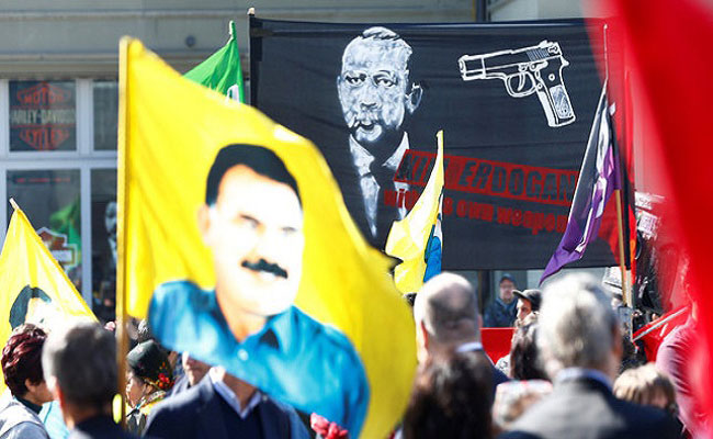 منظمة كردية ترفع لافتة في سويسرا طالبوا فيها بقتل الرئيس التركي أردوغان