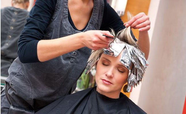 ما حقيقة مخاطر صبغة الشعر على الحامل؟