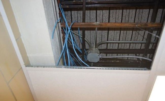 سجناء هاكرز كانوا يخبؤون جهازين كمبيوتر بالسقف