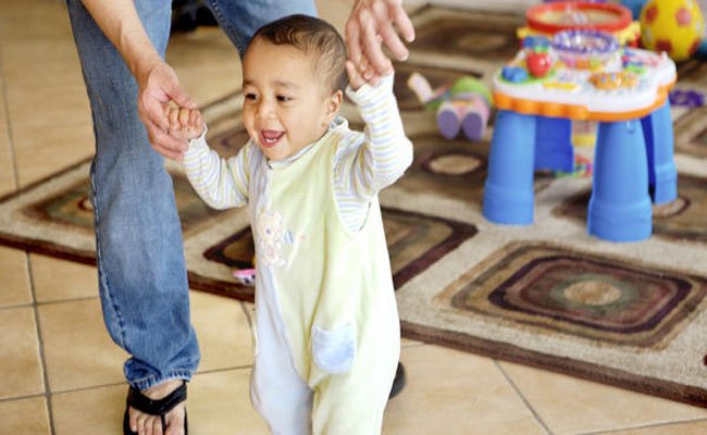هل يجب أن تقلقي من مشي طفلك على أطراف أصابعه؟