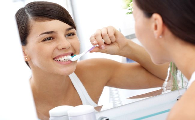 أقوى حيلة طبيعية لتبييض الأسنان ومكافحة الجير