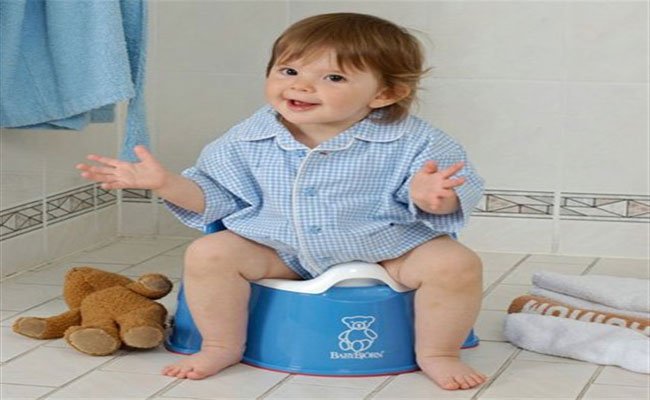 5علامات تنبئك باستعداد طفلك للتدرّب على دخول الحمام