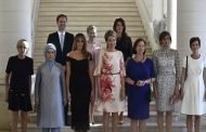 سابقة في البروتوكولات الدولية مثلي يأخذ صورة مع زوجات زعماء الناتو على أساس انه (زوجة) رئيس لوكسمبورغ